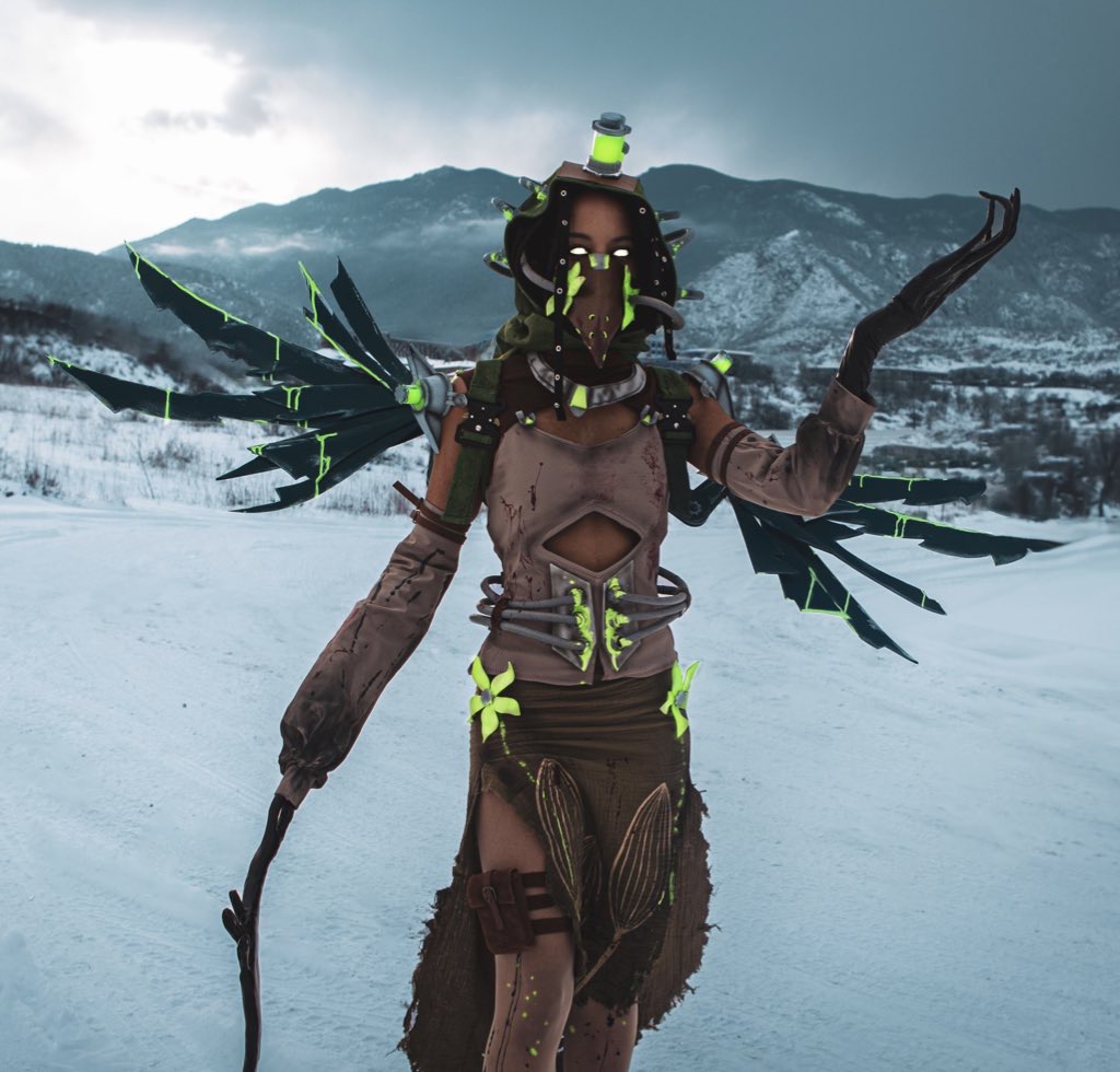 cosplay of the artist from dead by daylight