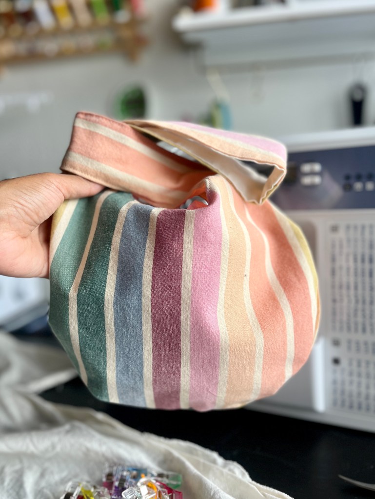 the knot bag with the handles down
